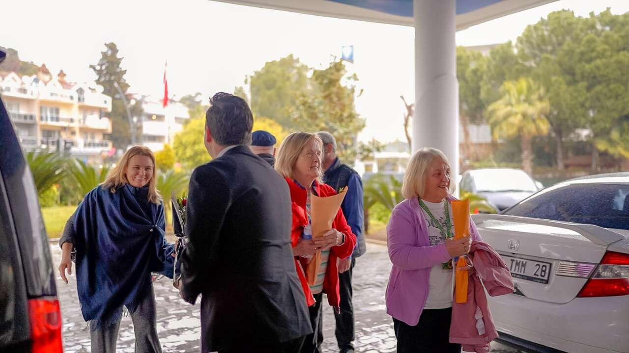 Marmaris’te Turizm Sezonu Çiçeklerle Açıldı, İlk Turistler Galatasaray'ı Yenen Liverpool'dan Geldi 2